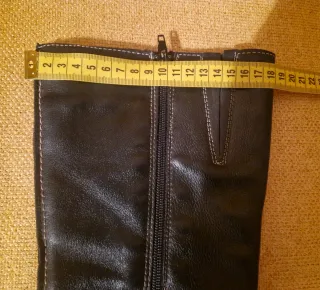 Stivali alti in pelle nera da donna