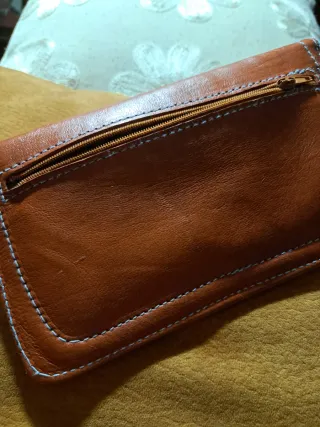 Cartera de piel repujado