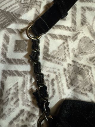 Bolso de terciopelo negro acolchado