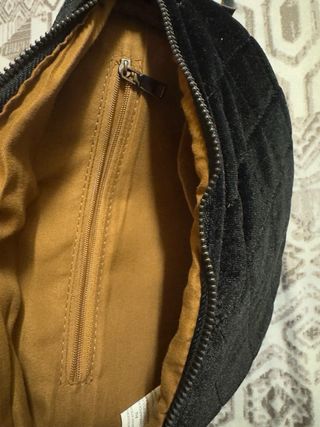 Bolso de terciopelo negro acolchado