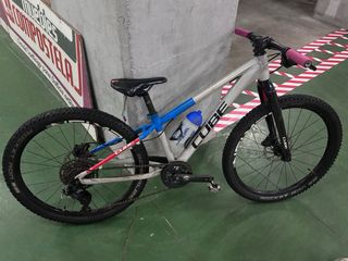 Bicicleta CUBE color gris y azul