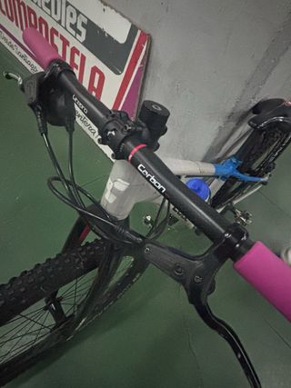 Bicicleta CUBE color gris y azul