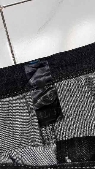 Pantalones vaqueros negros con diseño