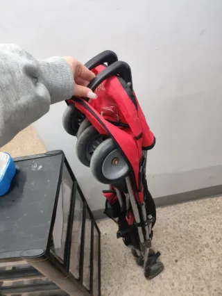 Carro de paseo para bebé color rojo