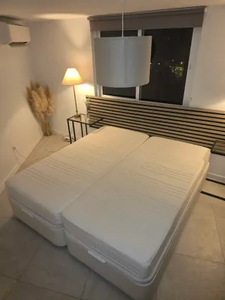 Cama con colchones abatibles