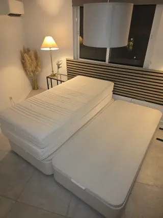 Cama con colchones abatibles