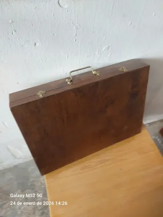 Caja de madera antigua con herrajes