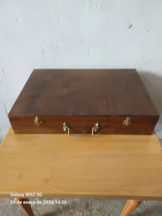 Caja de madera antigua con herrajes