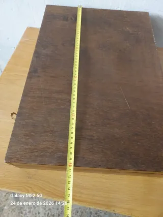 Caja de madera antigua con herrajes