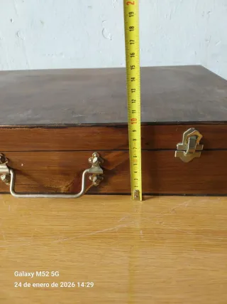 Caja de madera antigua con herrajes