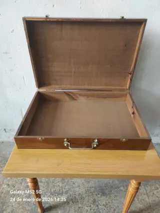 Caja de madera antigua con herrajes