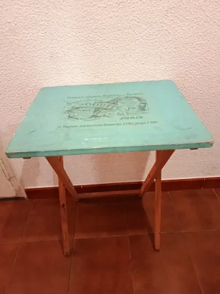 Mesa plegable Gouffe madera color turquesa.