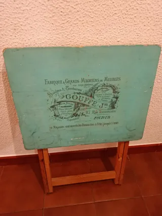 Mesa plegable Gouffe madera color turquesa.