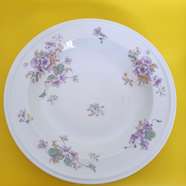 Bandeja de porcelana con flores moradas