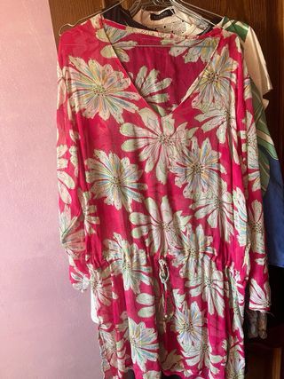 Vestido negro con estampado floral multicolor