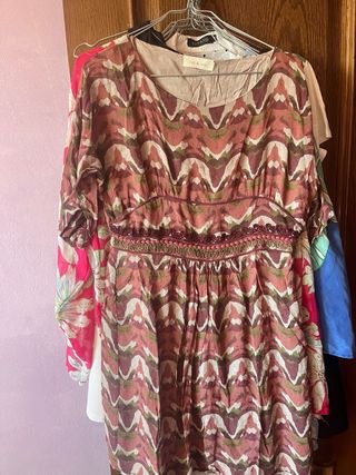 Vestido negro con estampado floral multicolor