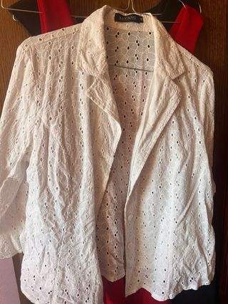 Vestido negro con estampado floral multicolor