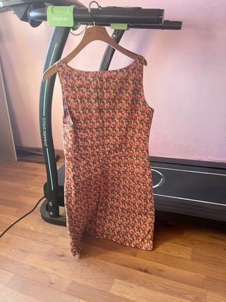 Vestido negro con estampado floral multicolor