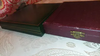 Estuches para joyas verdes y morados