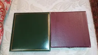 Estuches para joyas verdes y morados