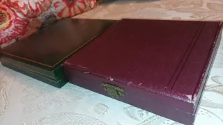 Estuches para joyas verdes y morados