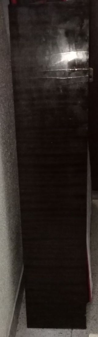 Cama antigua de madera oscura