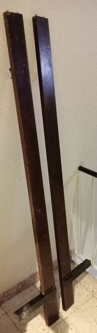 Cama antigua de madera oscura