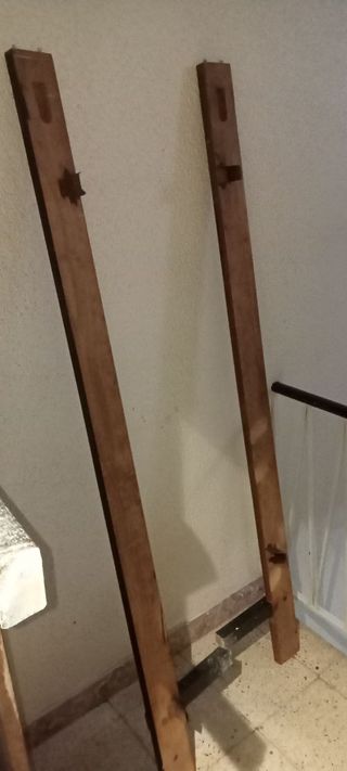 Cama antigua de madera oscura