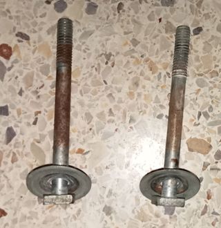 Cama antigua de madera oscura