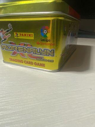 Caja oro adrenalyn, con michos cromos dentro