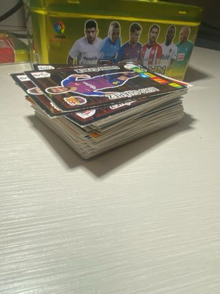 Caja oro adrenalyn, con michos cromos dentro