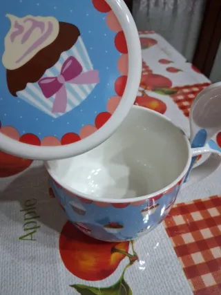 Tazza con coperchio e cucchiaio