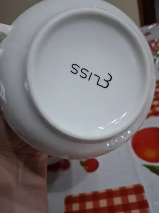 Tazza con coperchio e cucchiaio