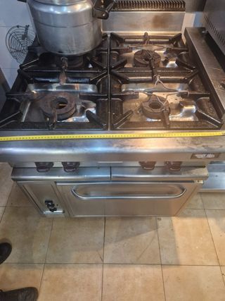 Fornello professionale a gas con forno