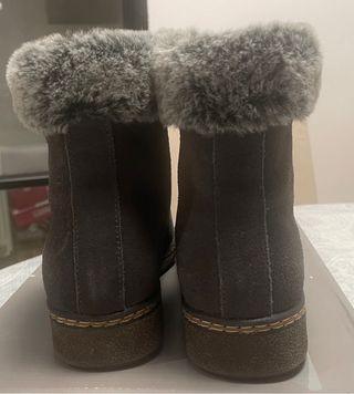 Botines grises con pelo sintético