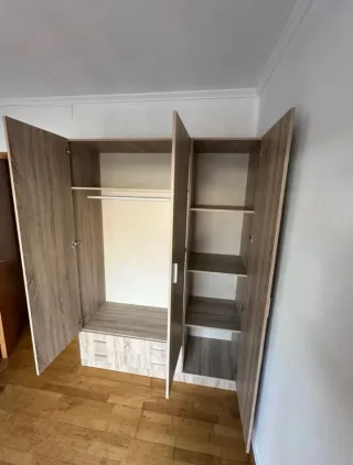 Armario de madera beige