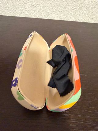 Estuche de gafas con flores