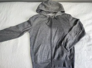 Sudadera gris con capucha y cremallera