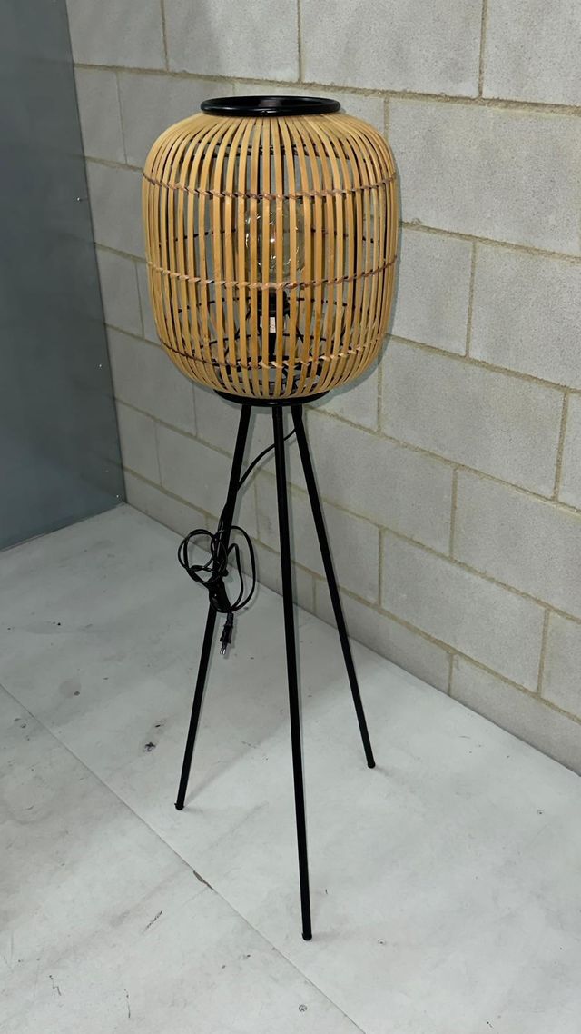 Lámpara de pie. Bambú y metal