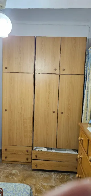 Armario de madera beige y marrón