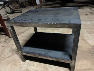 Mesa de hierro con estante