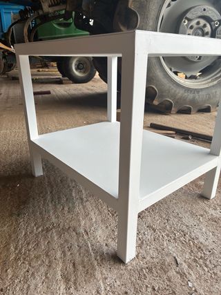 Mesa de hierro con estante