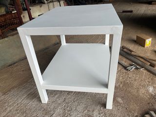 Mesa de hierro con estante