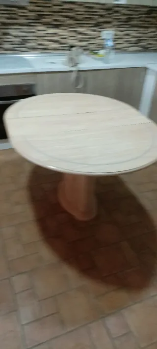 Mesa de comedor ovalada de madera