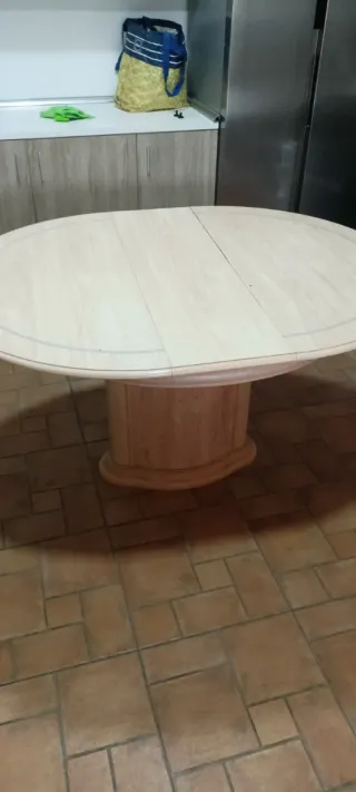 Mesa de comedor ovalada de madera