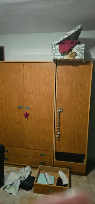 Armario de madera con cajones