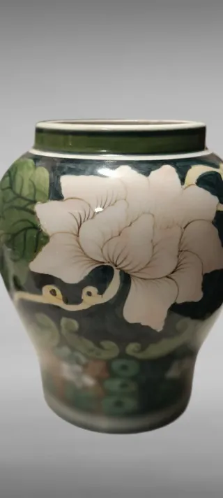 Jarrón de cerámica verde con flores