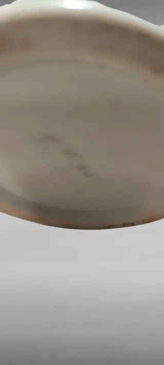 Jarrón de cerámica verde con flores