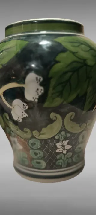 Jarrón de cerámica verde con flores