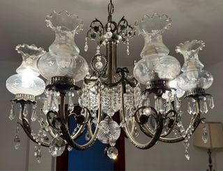 Lámpara de araña dorada y cristal